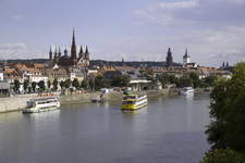 Blick auf Wuerzburg mit Schifffahrt (c) Congress-Tourismus-Wuerzburg, Fotograf A. Bestle